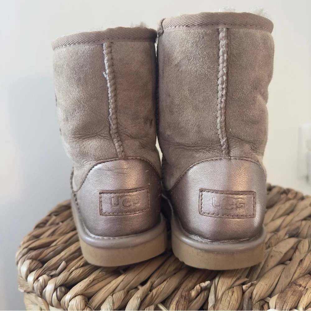 UGG Girls Classic Metallic Boot Size 1
